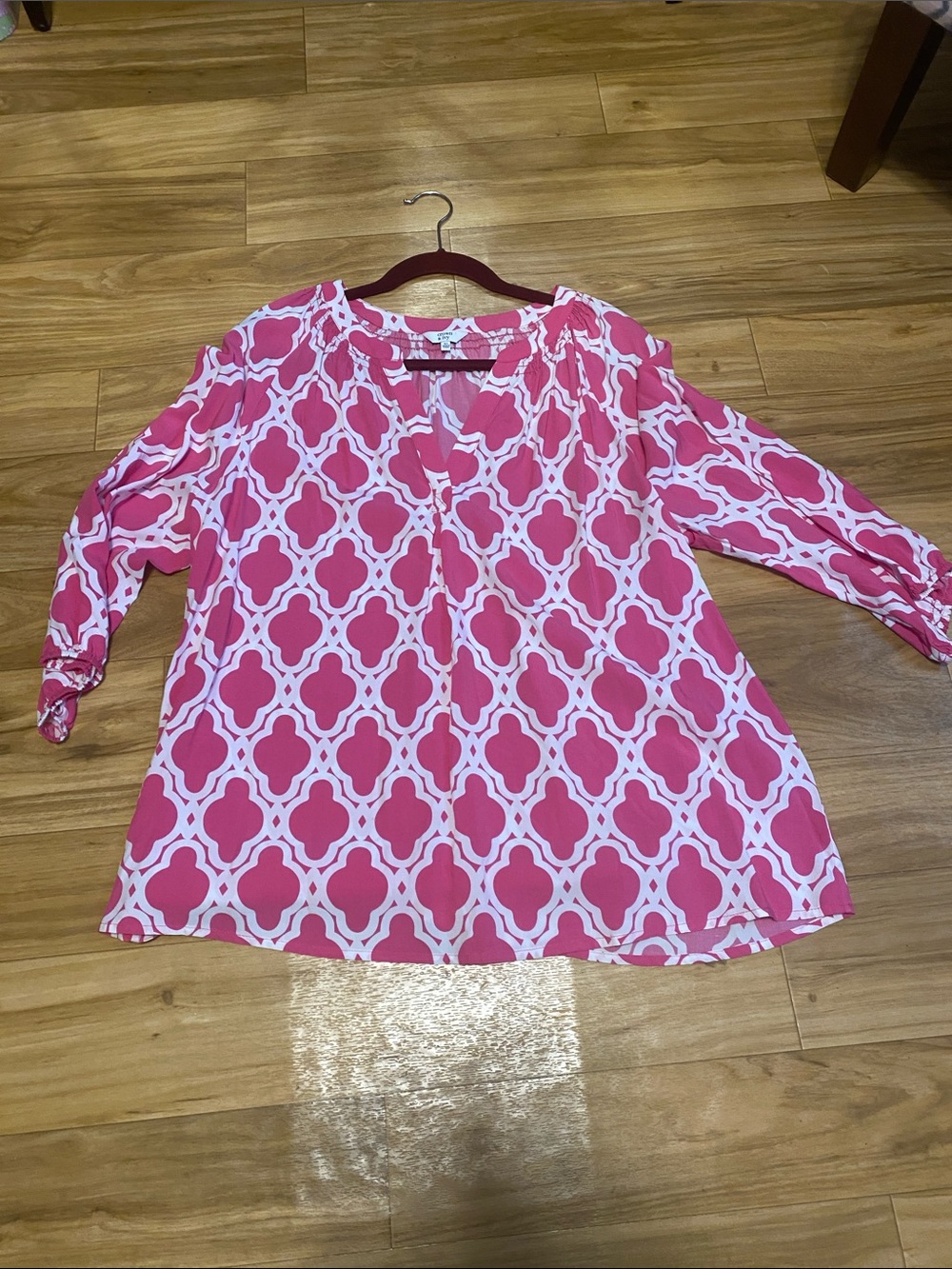 Crown & Ivy Pink and White Geometric Long-Sleeve Blouse